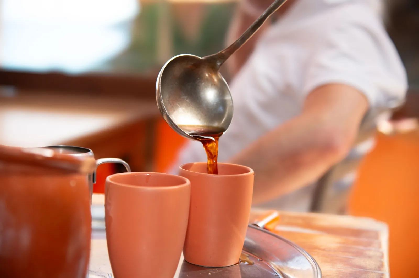 Café Caleta, mit der Kelle in Tonbecher serviert