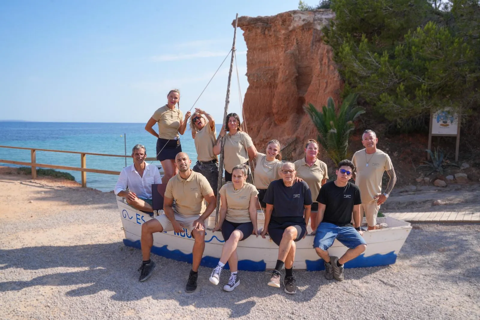 El equipo de Restaurant Sa Caleta en la barca de Es Bol Nou