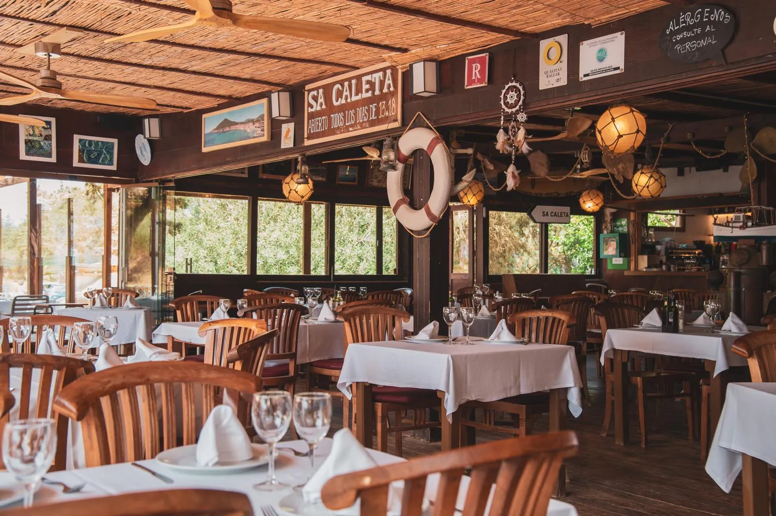 Sala interior de madera de Sa Caleta con decoración marinera