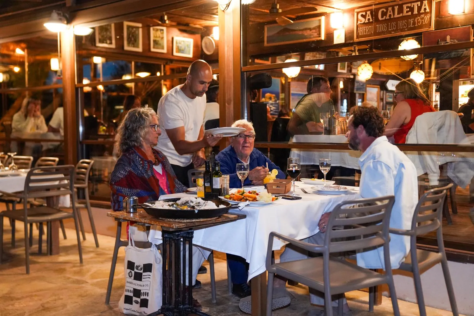Terraza de Sa Caleta de noche con comensales