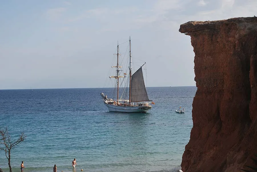 Velero frente al acantilado de arcilla de Es Bol Nou